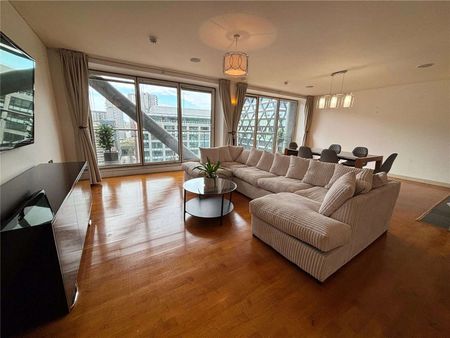 Close to 1,500sqft luxury 2 bed apartment with 2 allocated parking spaces, large balconies & 24 hour concierge - Photo 4
