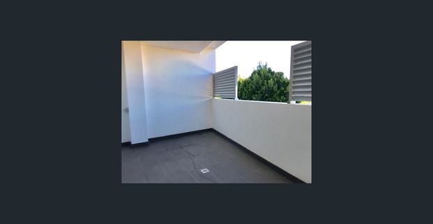 LARGE TWO BEDROOM APARTMENT - Photo 1