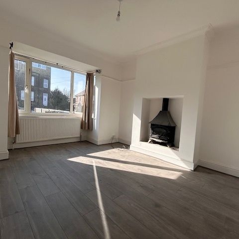 Springfield Lane, Leeds, Morley - Photo 1