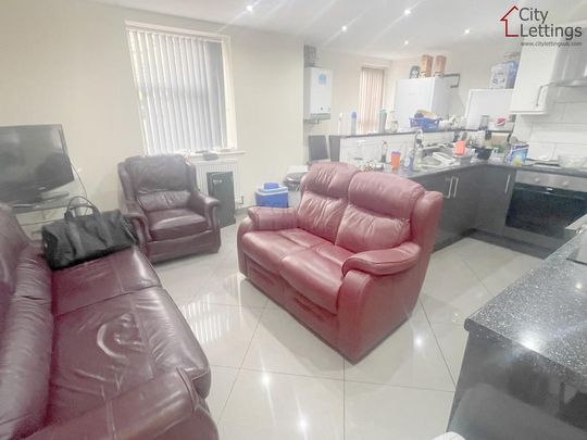 8 bedroom flat share to rent - Photo 1