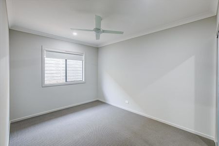 Large Near New Modern Family Home - Photo 2