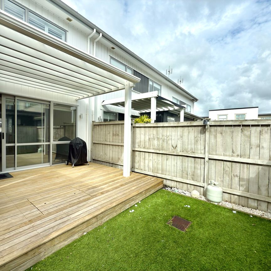 Stylish & Sun-Drenched Townhouse in Prime Flat Bush Location - Photo 1