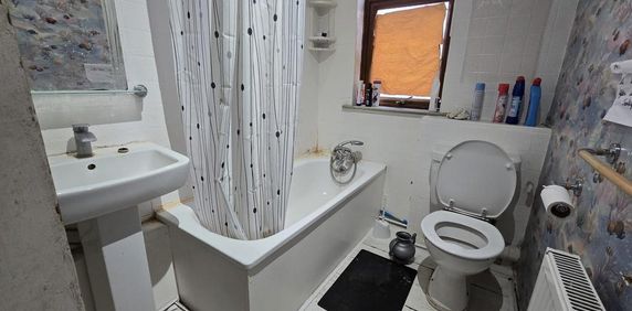 1 bedroom in a house share to rent - Photo 2