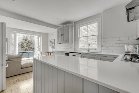 4 bedroom house in London - Photo 5