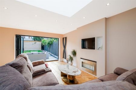 4 bedroom semi-detached house to rent - Photo 5