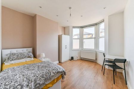 4 bedroom semi-detached house to rent - Photo 3