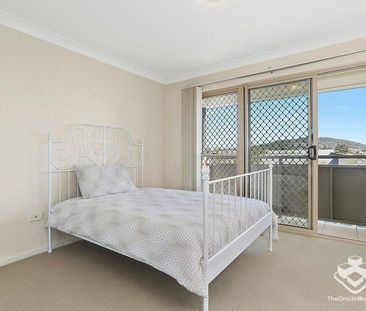 Spacious Three Bedroom Two Bath Apartment Living in Garden City - Photo 3