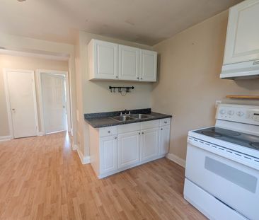 All Inclusive 2 Bedroom Upper Unit in St. Catharines!! - Photo 4