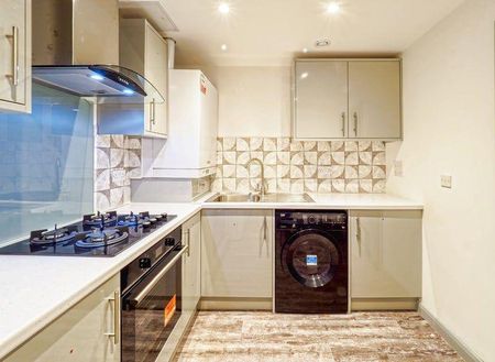 1 bedroom in a house share to rent - Photo 2