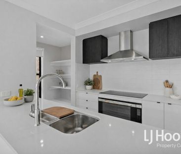 STYLISH & FUNCTIONAL - 2 x LIVING ZONES - WALK TO SOUTH ROCK STATE ... - Photo 2