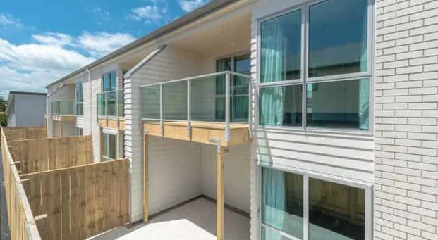 Spacious and sunny executive two bedroom apartment - Photo 1