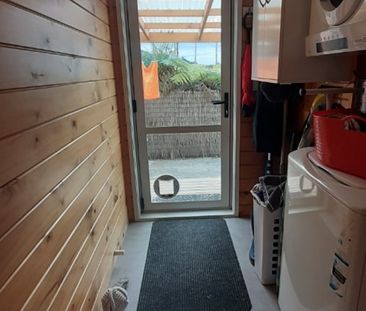 Warm wood cabin overlooking Oceans beach area - Photo 5