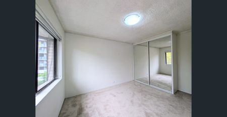 Quiet & Convenient 2-Bedroom Apartment Opposite Park - Photo 5