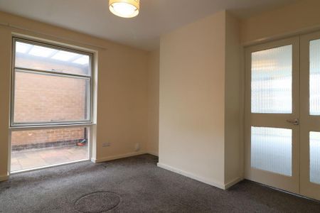 4 bedroom link detached house to rent - Photo 2