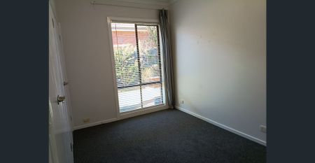 Charming 2-Bedroom Unit with Courtyard & Garage in Prime Preston Location - Photo 5