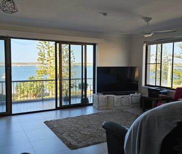 Shared furnished apartment with stunning Broadwater views - Photo 3