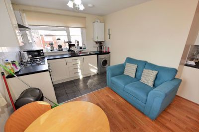 2 bedroom House in Westfield Road, Leeds - Photo 3