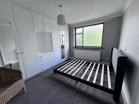 6 Bed Semi-Detached House, Mount Drive, HA2 - Photo 5