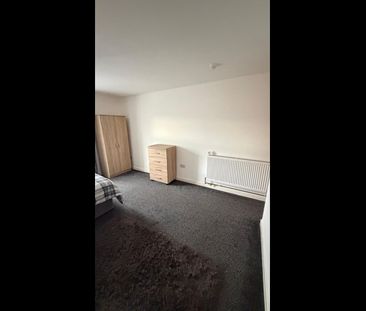 Room in a Shared House, County Road, L4 - Photo 3