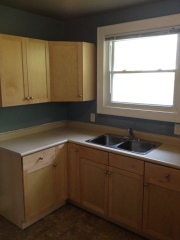 Wonderful 2 bedroom character home with large 6 ft fenced in back yard - Photo 5