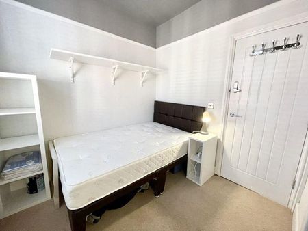 1 bedroom in a flat share to rent - Photo 3