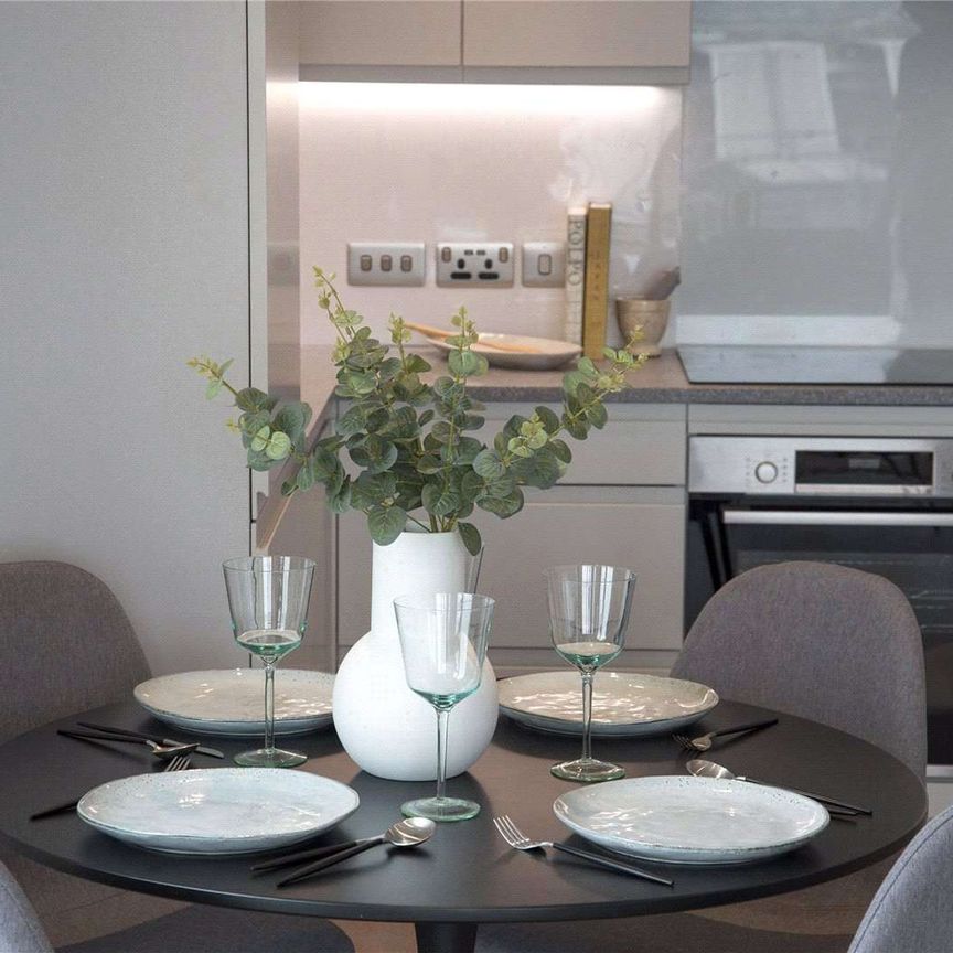 A 2 bedroom apartment available in the recently completed Thames Quarter building in the heart of Reading's town centre. On site facilities include a gym, lounges, concierge and cinema. - Photo 1