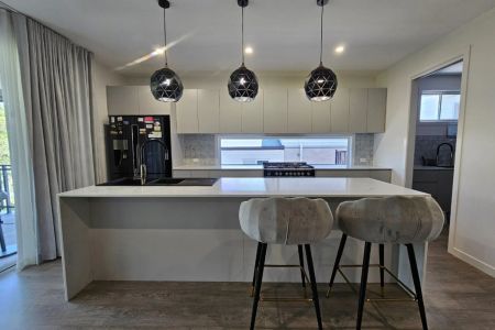 Discover an incredible opportunity to rent a spacious family home in the vibrant suburb of Holland Park West. - Photo 5