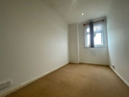 3 bedroom Flat to rent - Photo 2