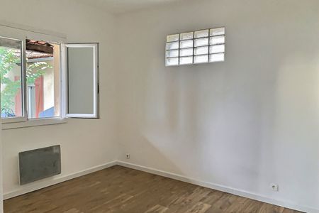 A louer dans une maison indivuelle un petite maison de type 2 avec jardin à Marseille 13013 Frais Vallon / La rose - Photo 3