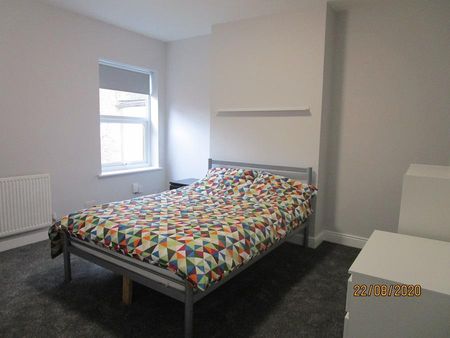 4 bedroom terraced house to rent - Photo 4