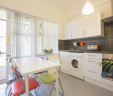 1 bedroom in a house share to rent - Photo 2