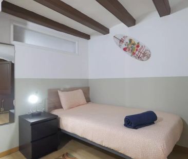 Cool room for rent in 4-bedroom apartment, El Raval - Foto 6
