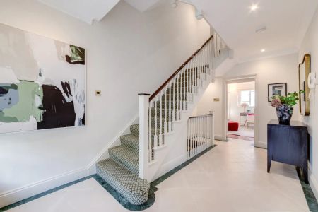 5 bedroom house in London - Photo 5