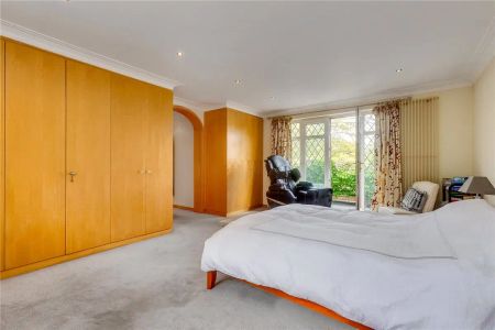 5 bedroom house in London - Photo 2