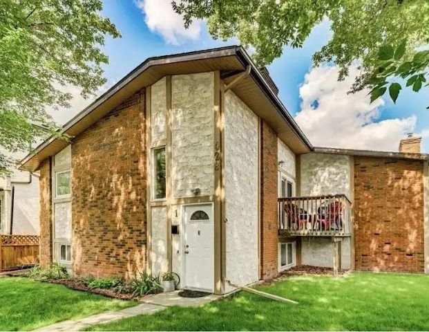 Charming & Bright 2-Bedroom Townhouse for Rent in Inner-City Renfrew — 2 Bedrooms Townhouse - Photo 1