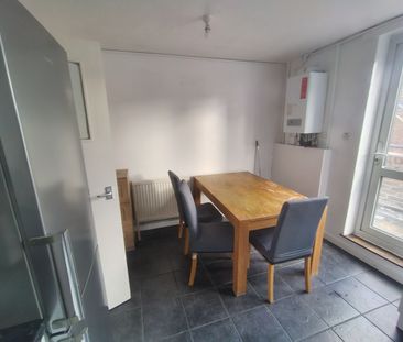 2 Bed Maisonette, York Road, SW11 - Photo 2