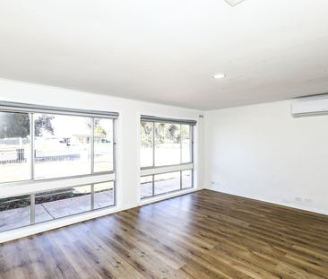 Light Three Bedroom Property - Photo 5