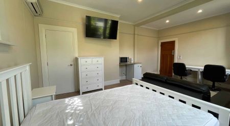 Spacious Fully Furnished Ensuite Room - Photo 2