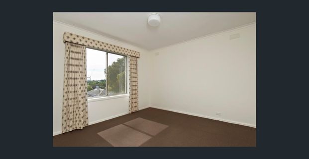 Well-Presented Top-Floor Corner Apartment in the Heart of Hawthorn - Photo 1