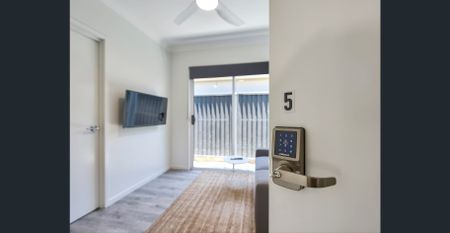 BRAND NEW FULLY FURNISHED, DESIGNER STUDIO APARTMENT – BILLS INCLUDED! - Photo 3