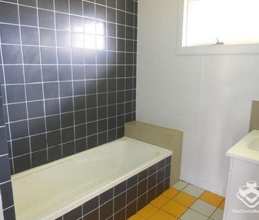 3 Bedrooms plus Study on a large fully fenced large block with side... - Photo 3