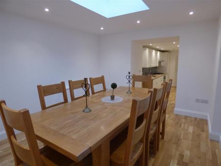 4 bedroom flat to rent - Photo 4