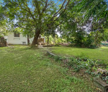 Charming Low-set Brick - Photo 4