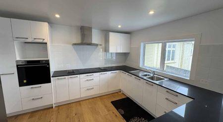 STUNNING NEWLY RENOVATED THREE BEDROOM THREE ENSUITE TOP FLOOR APARTMENT! - Photo 4