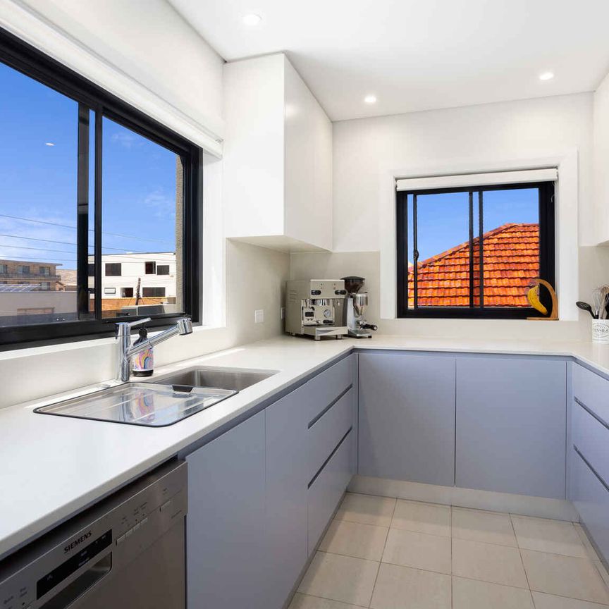 Radiant 3-Bed Sanctuary With Expansive Sun-Terrace And Parking In Prime Locale - Photo 1