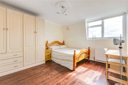 3 bedroom flat in London - Photo 5