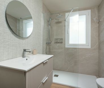 Semi-Detached House in The Golden Mile - Photo 5