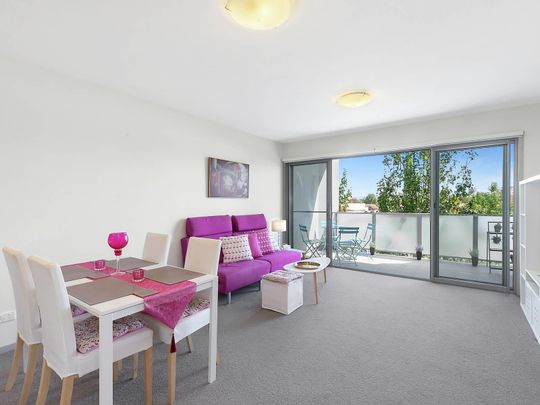 Leafy, private and minutes to the light rail - Photo 1