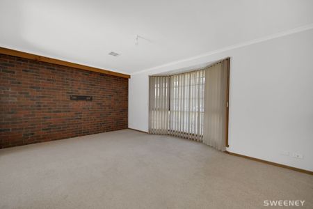 Spacious three bedroom two bathroom home in quiet court location - Photo 2