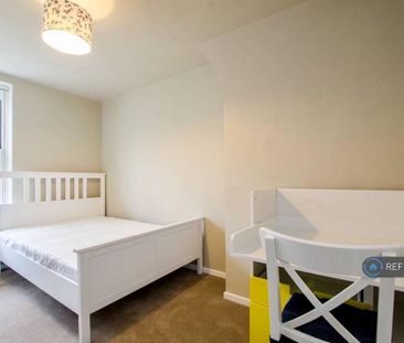 3 bedroom flat to rent - Photo 4